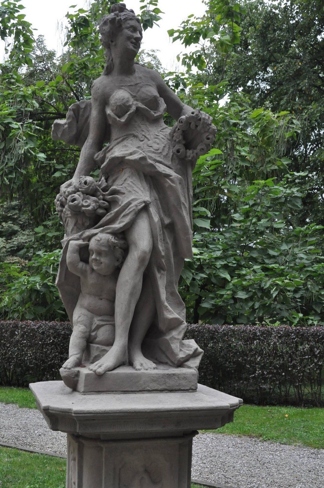 Będzin. Pałac Mieroszewskich – rzeźba Bachusa w parku.