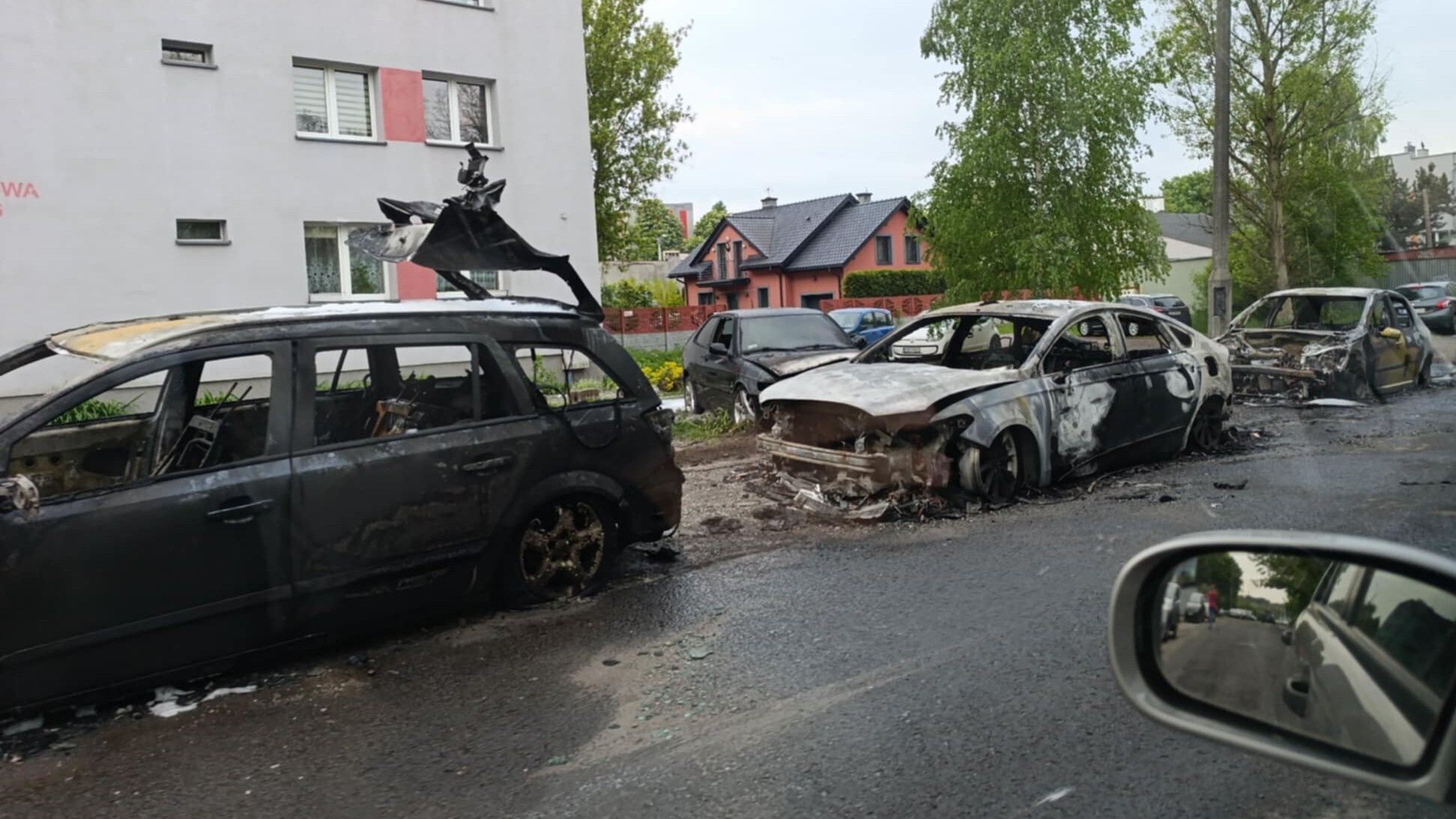 Będzin-Ksawera. Samochody po nocnym pożarze przy ulicy Cynkowej. 6 maja 2025.