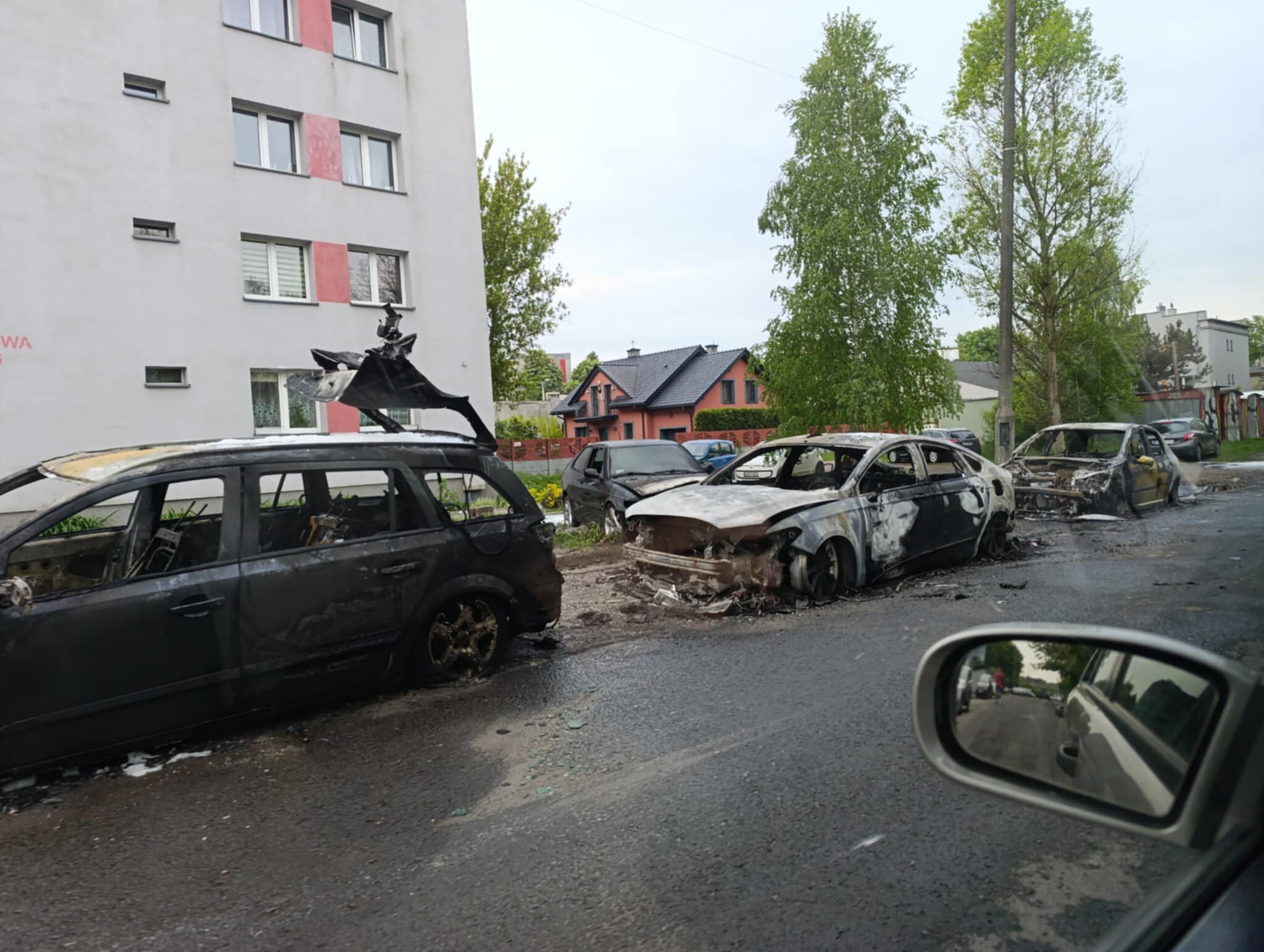 Będzin-Ksawera. Samochody po nocnym pożarze przy ulicy Cynkowej. 6 maja 2025.