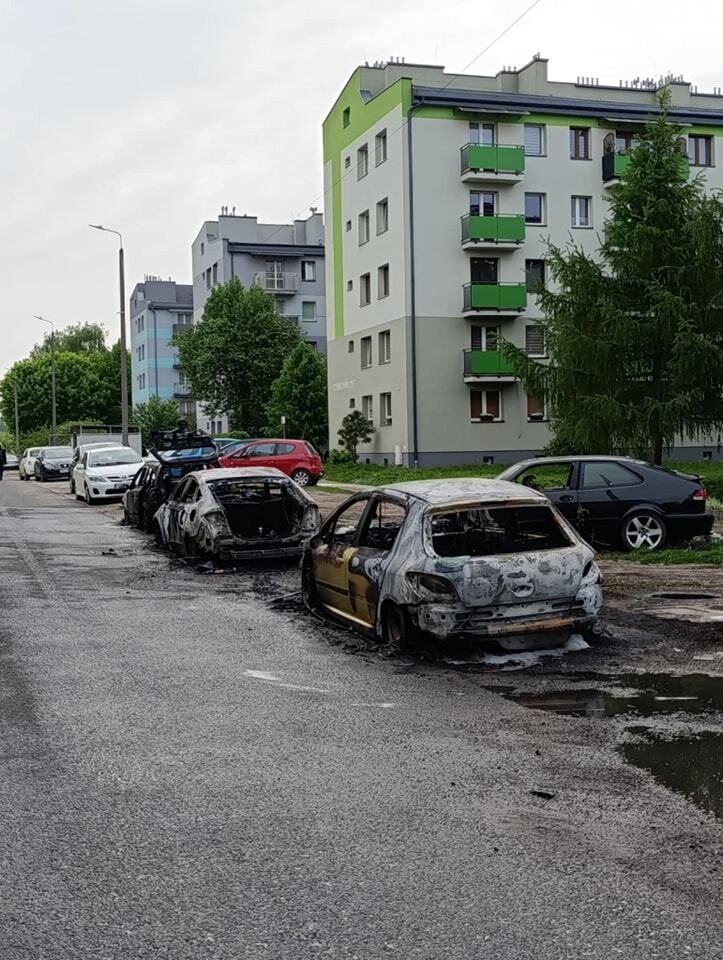 Będzin-Ksawera. Samochody po nocnym pożarze przy ulicy Cynkowej. 6 maja 2025.