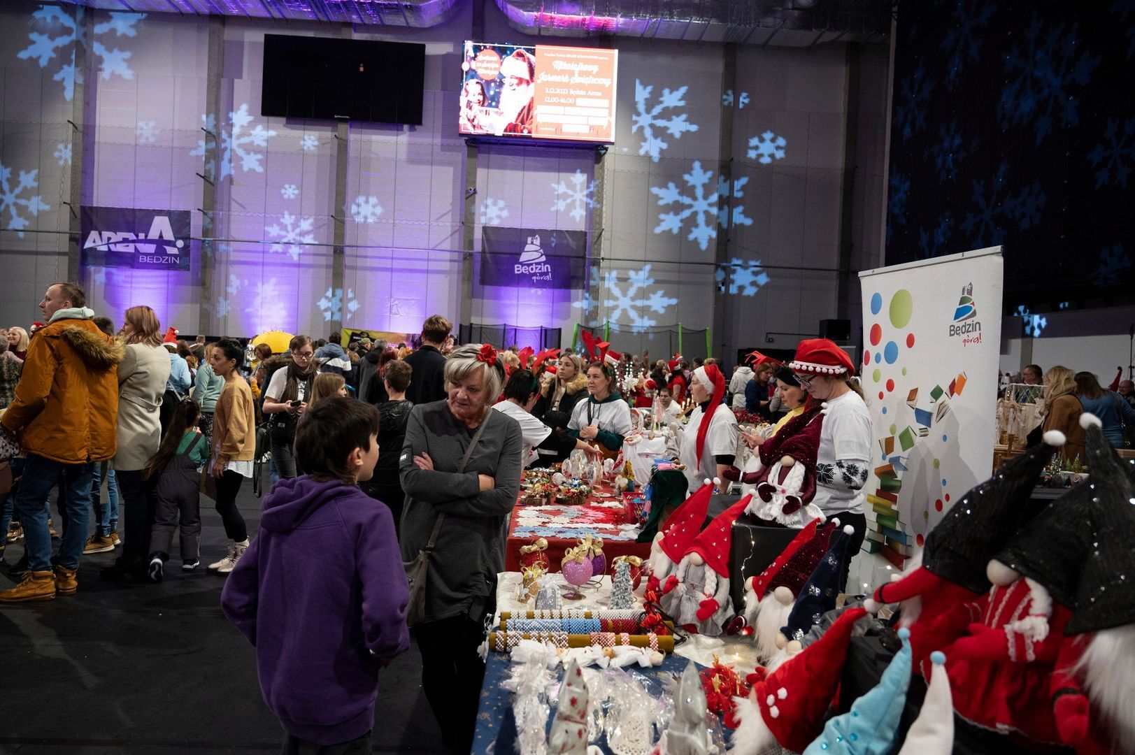 źródło: Łukasz KomoniewskiMikołajkowy Jarmark Świąteczny w «Będzin Arenie». 3 grudnia 2023.