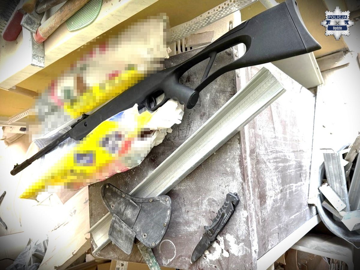 Będzin. Osiedle Syberka. Strzelał do gołębi z wiatrówki, policjantów przywitał maczetą. 29 listopada 2025.