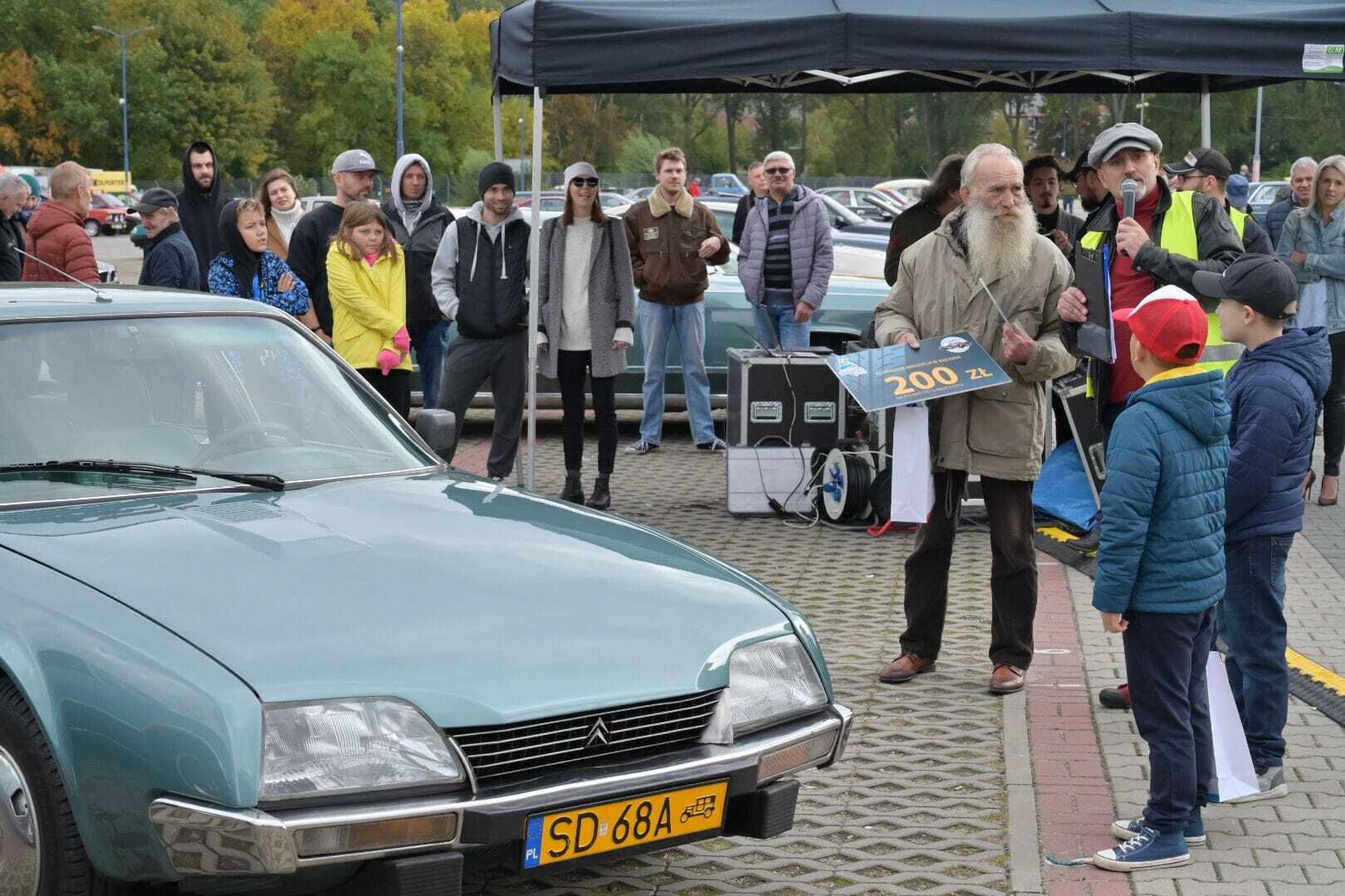«Klasyczna Niedziela» czyli zlot pojazdów starych lub ciekawych na targu w Będzinie.