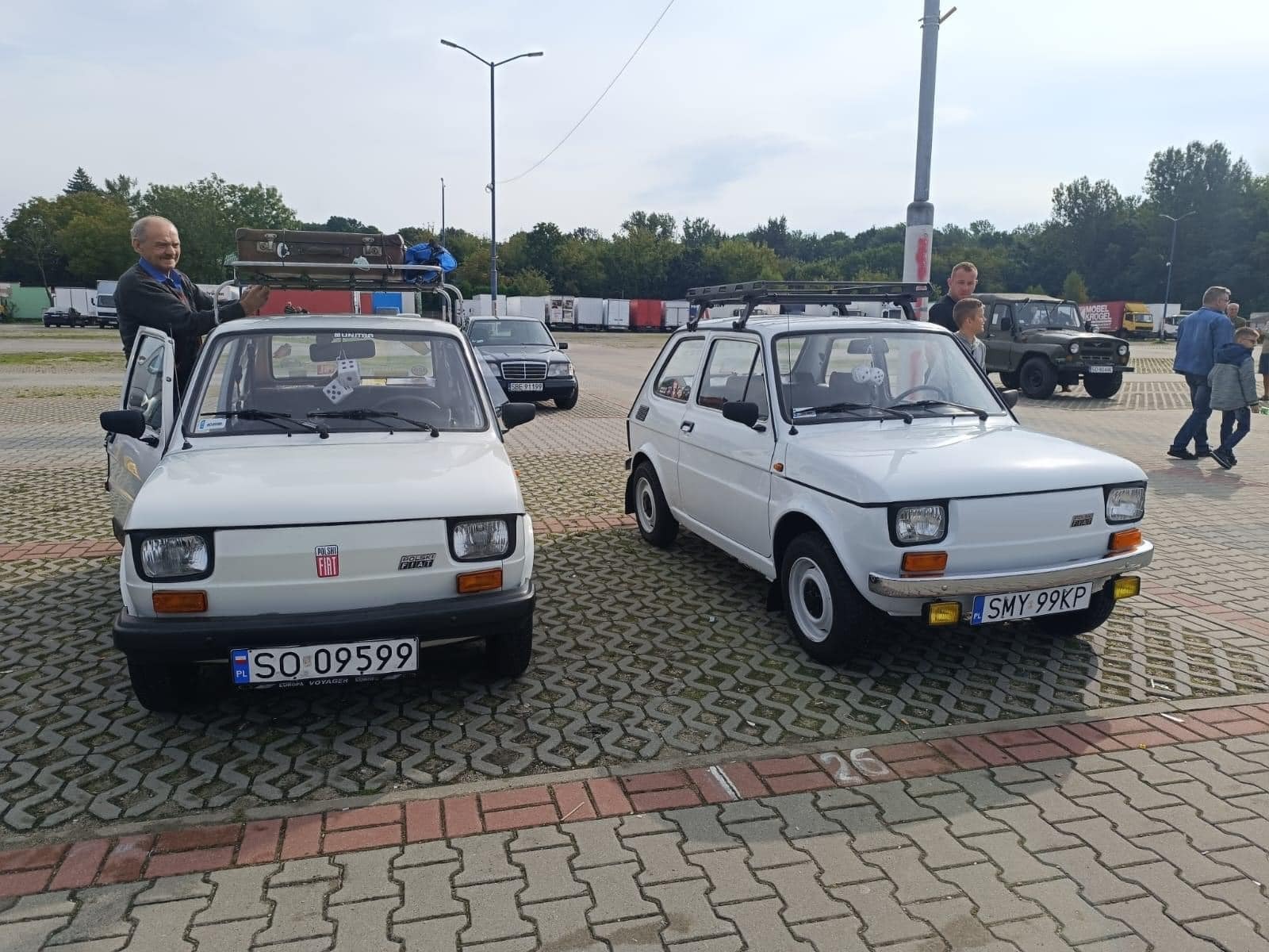 «Klasyczna Niedziela» czyli zlot pojazdów starych lub ciekawych na targu w Będzinie.