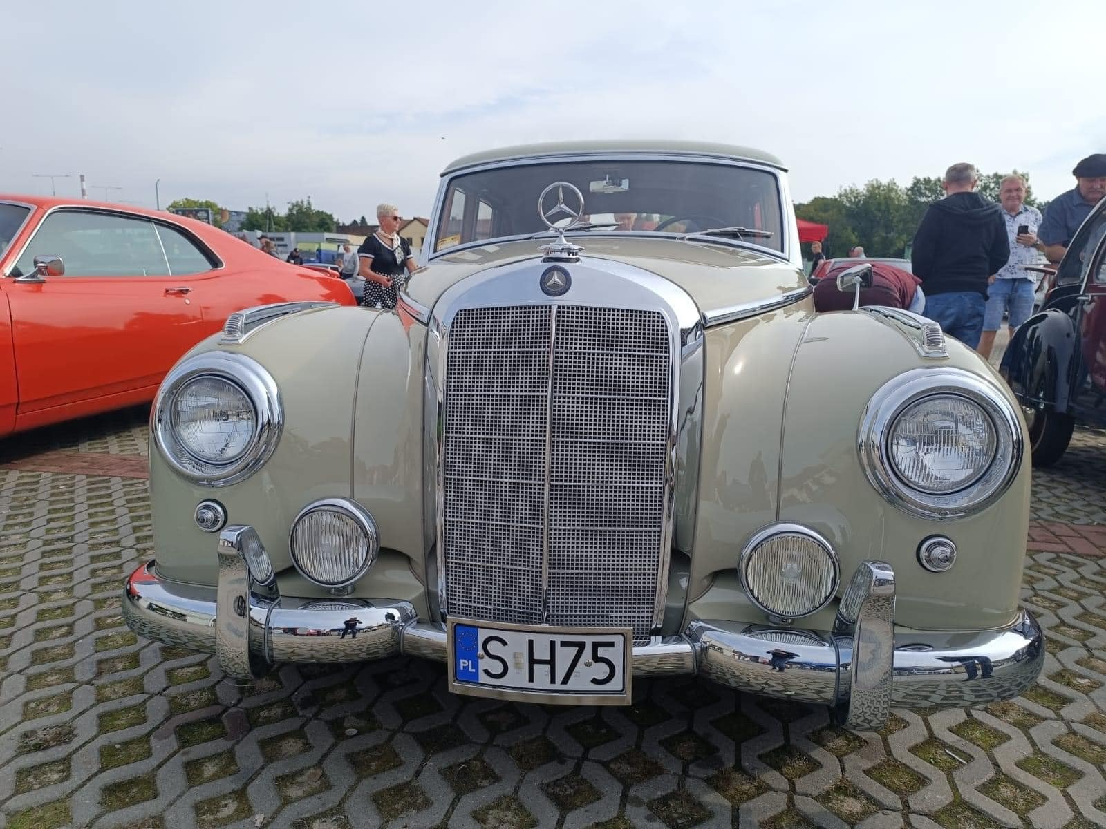 «Klasyczna Niedziela» czyli zlot pojazdów starych lub ciekawych na targu w Będzinie.