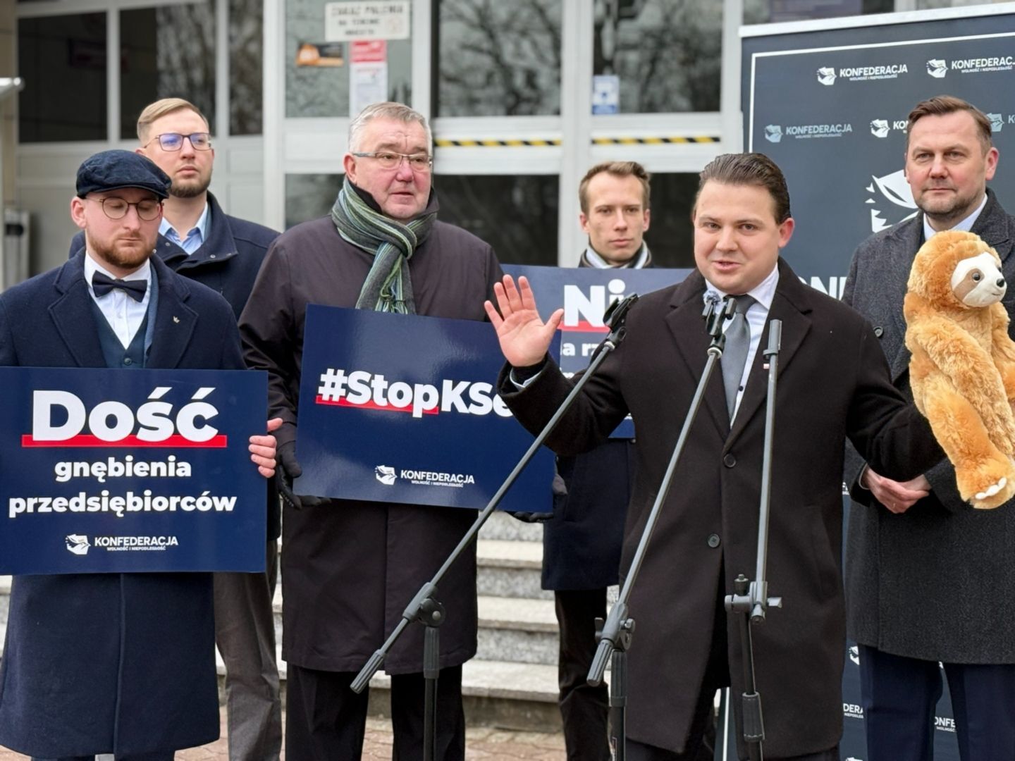 Będzin. Demonstracja przeciw wprowadzeniu KSeF pod siedzibą Urzędu Skarbowego. 23 stycznia 2026.