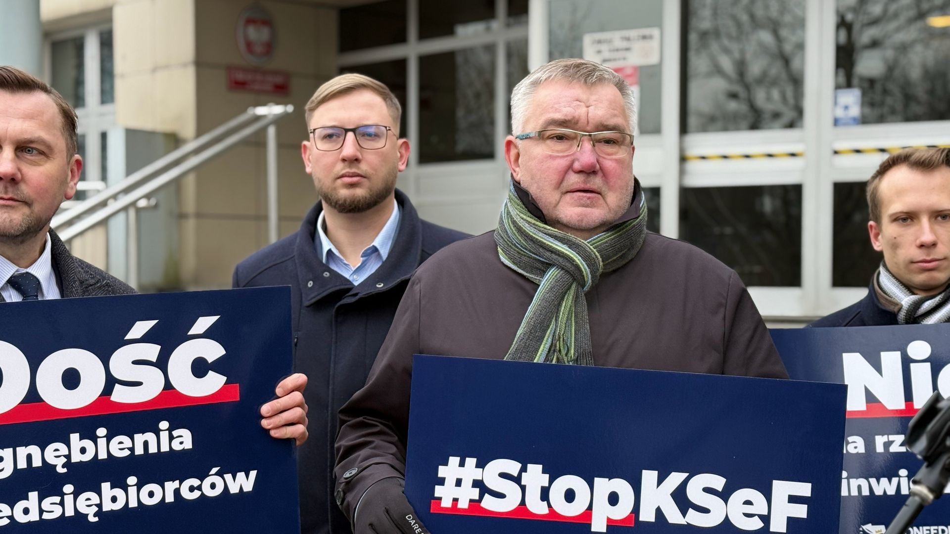 Demonstracja pod Urzędem Skarbowym w Będzinie. Pikietujący nie chcą KSeF i twierdzą, iż to jest narzędzie inwigilacji obywateli i niszczenia przedsiębiorców