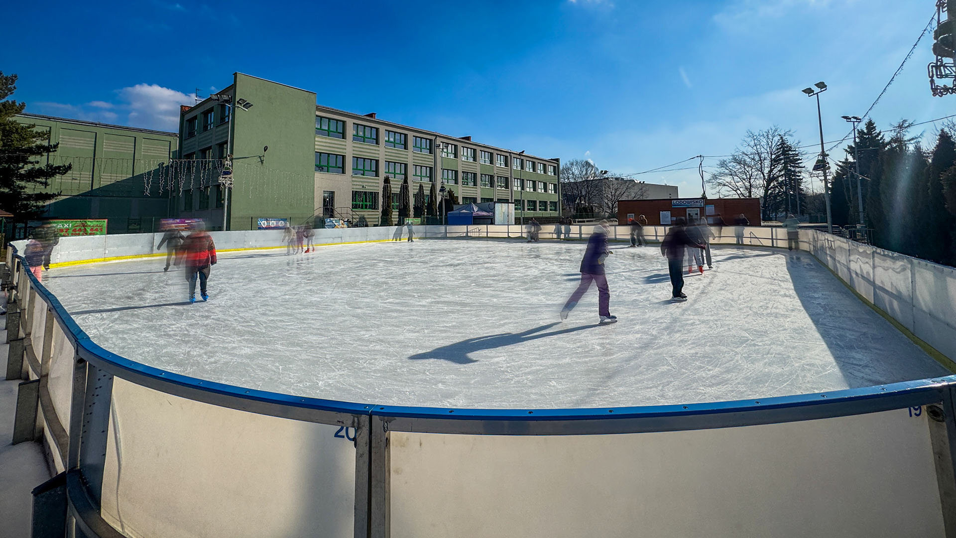 Będzin. Lodowisko plenerowe przy Ośrodku Sportu i Rekreacji.