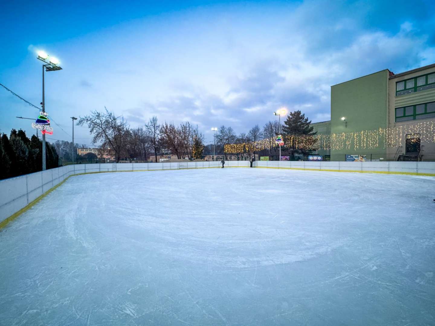 Będzin. Lodowisko plenerowe przy Ośrodku Sportu i Rekreacji.