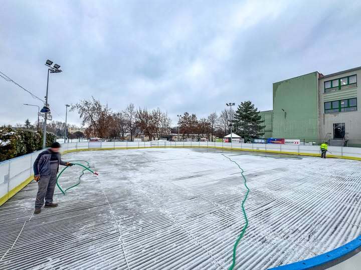 Będzin. Lodowisko plenerowe przy Ośrodku Sportu i Rekreacji. Przygotowanie. 27 listopada 2025.
