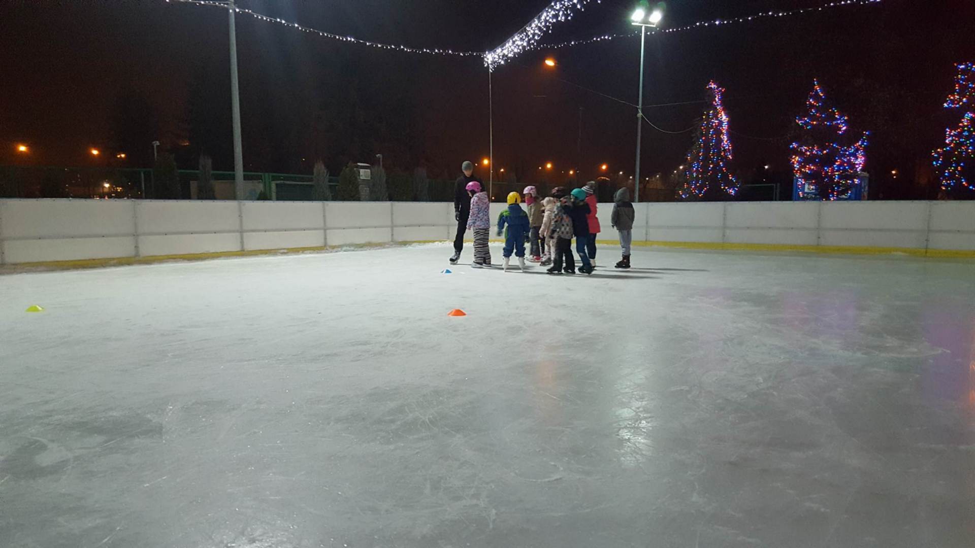 Będzin. Lodowisko plenerowe przy Ośrodku Sportu i Rekreacji.