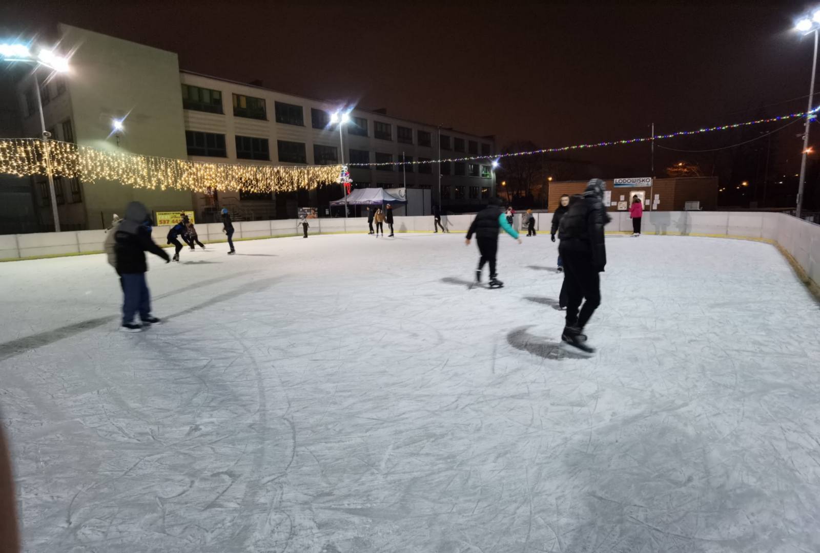 Będzin. Lodowisko plenerowe przy Ośrodku Sportu i Rekreacji.
