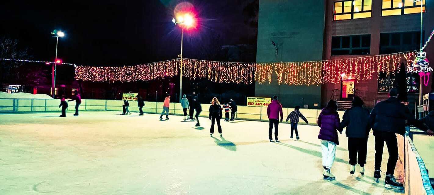 Będzin. Lodowisko plenerowe przy Ośrodku Sportu i Rekreacji.