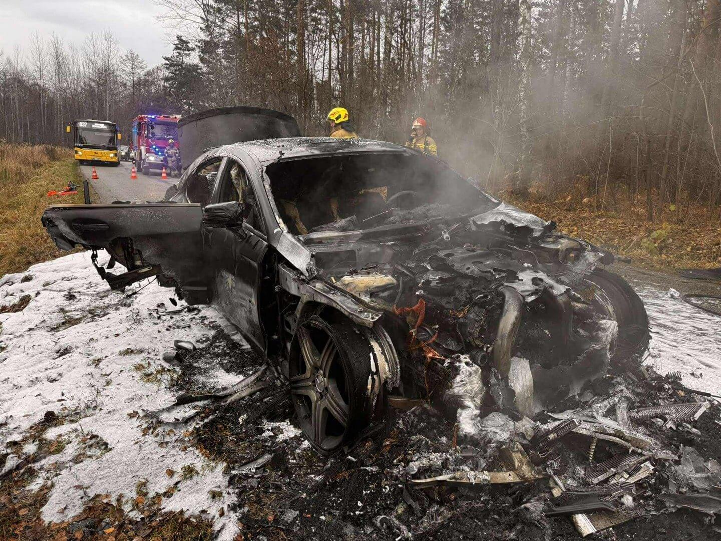 Chruszczobród. Pożar samochodu osobowego Mercedes-Benz CLS. 20 listopada 2025.