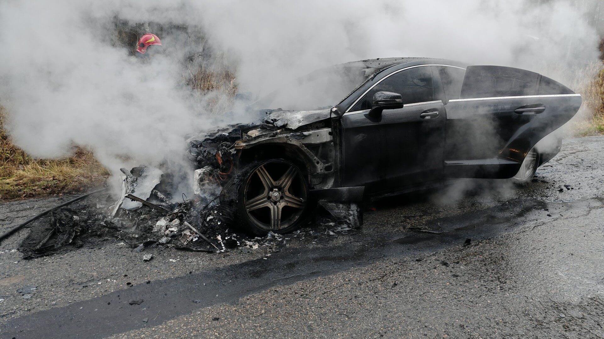 Pożar luksusowego samochodu Mercedes-Benz CLS. Nie, wcale nie był elektryczny. ZDJĘCIA