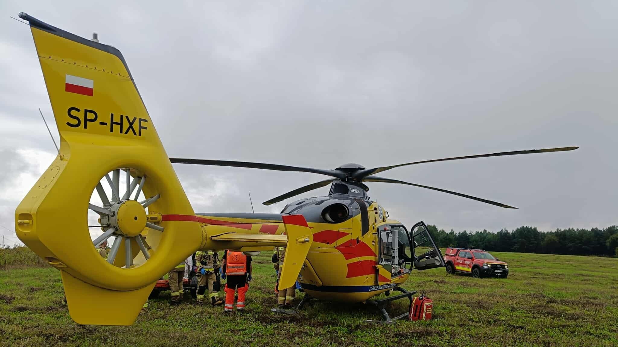 Ciężki wypadek w czasie rajdu rowerowego. 48-latka z urazem kręgosłupa i nerki przetransportowana śmigłowcem LPR do szpitala