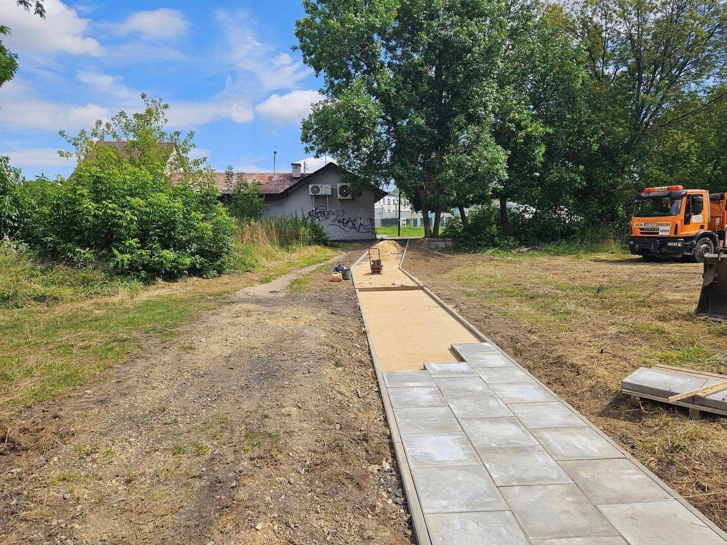 Czeladź-Piaski. Betony – chodnik pomiędzy ulicami Betonową a Nowopogońską w trakcie budowy. Sierpień 2025.