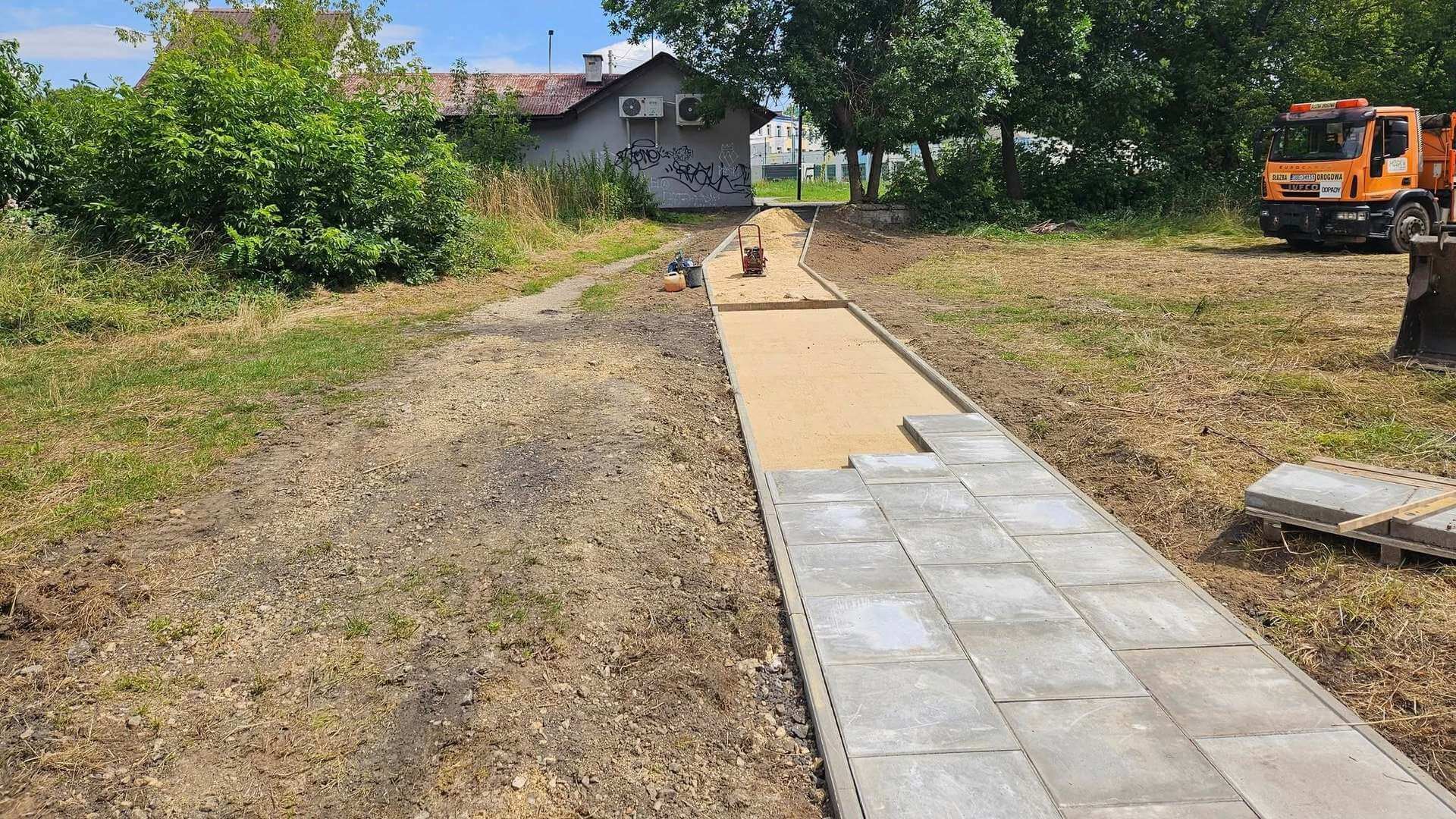 Czeladź-Piaski. Betony – chodnik pomiędzy ulicami Betonową a Nowopogońską w trakcie budowy. Sierpień 2025.