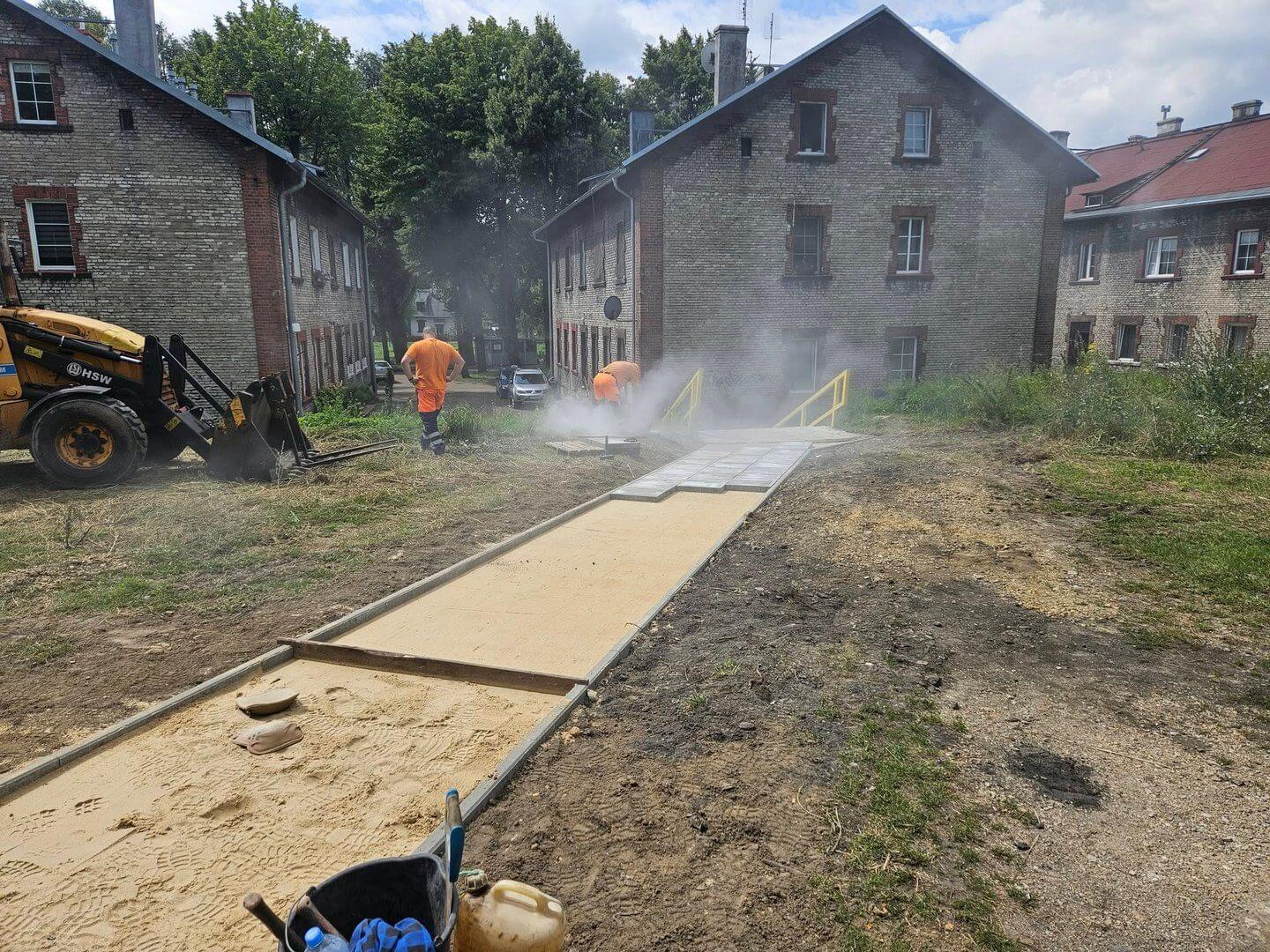 Czeladź-Piaski. Betony – chodnik pomiędzy ulicami Betonową a Nowopogońską w trakcie budowy. Sierpień 2025.