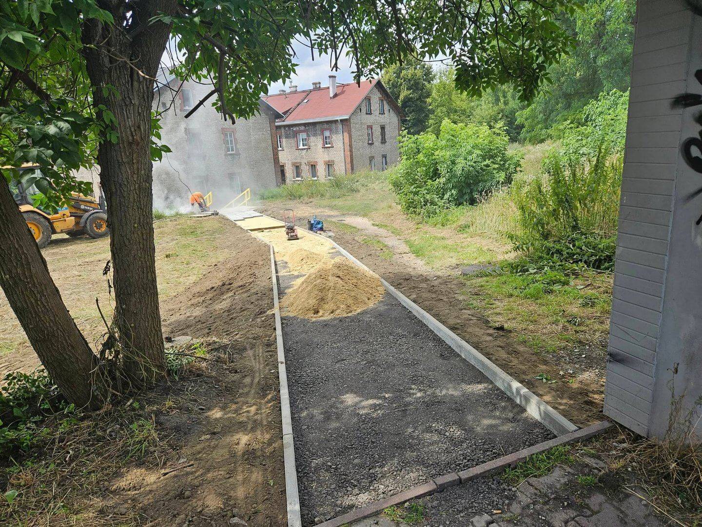 Czeladź-Piaski. Betony – chodnik pomiędzy ulicami Betonową a Nowopogońską w trakcie budowy. Sierpień 2025.