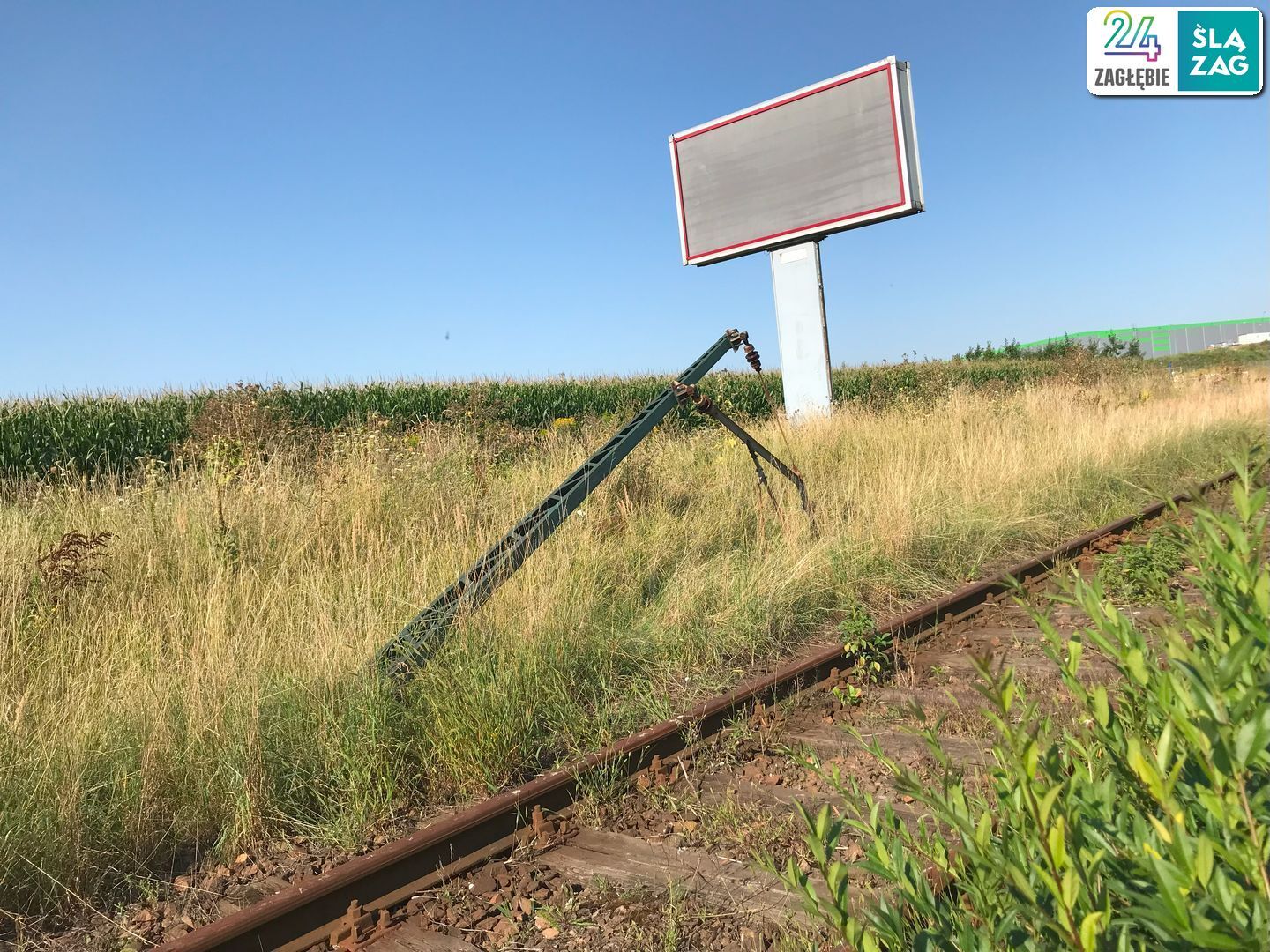 Czeladź. Ul. Będzińska. Uszkodzone słupy tramwajowej trakcji elektrycznej po kradzieży przewodów. 13 sierpnia 2025.