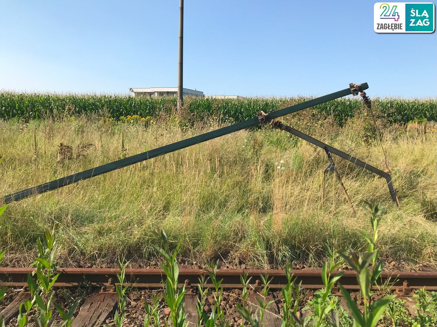 Czeladź. Ul. Będzińska. Uszkodzone słupy tramwajowej trakcji elektrycznej po kradzieży przewodów. 13 sierpnia 2025.