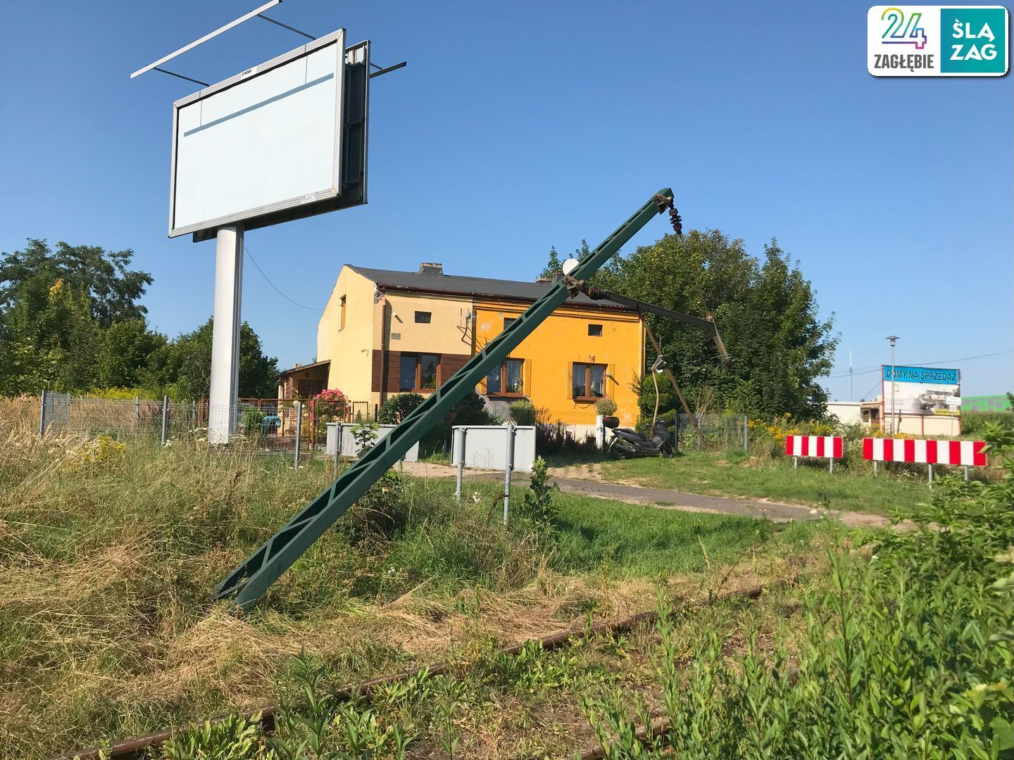Czeladź. Ul. Będzińska. Uszkodzone słupy tramwajowej trakcji elektrycznej po kradzieży przewodów. 13 sierpnia 2025.