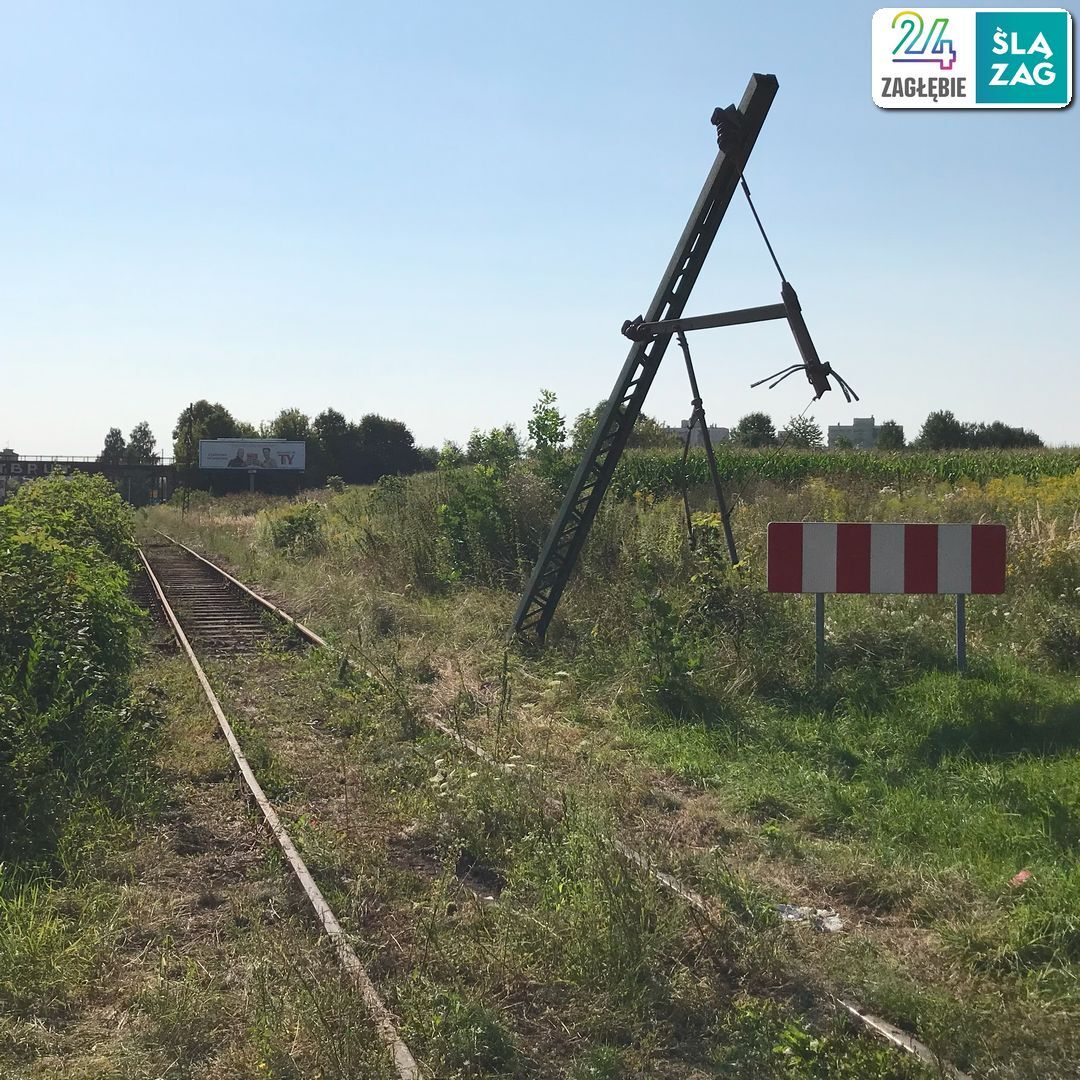 Czeladź. Ul. Będzińska. Uszkodzone słupy tramwajowej trakcji elektrycznej po kradzieży przewodów. 13 sierpnia 2025.