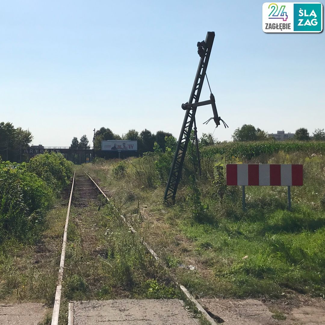 Czeladź. Ul. Będzińska. Uszkodzone słupy tramwajowej trakcji elektrycznej po kradzieży przewodów. 13 sierpnia 2025.