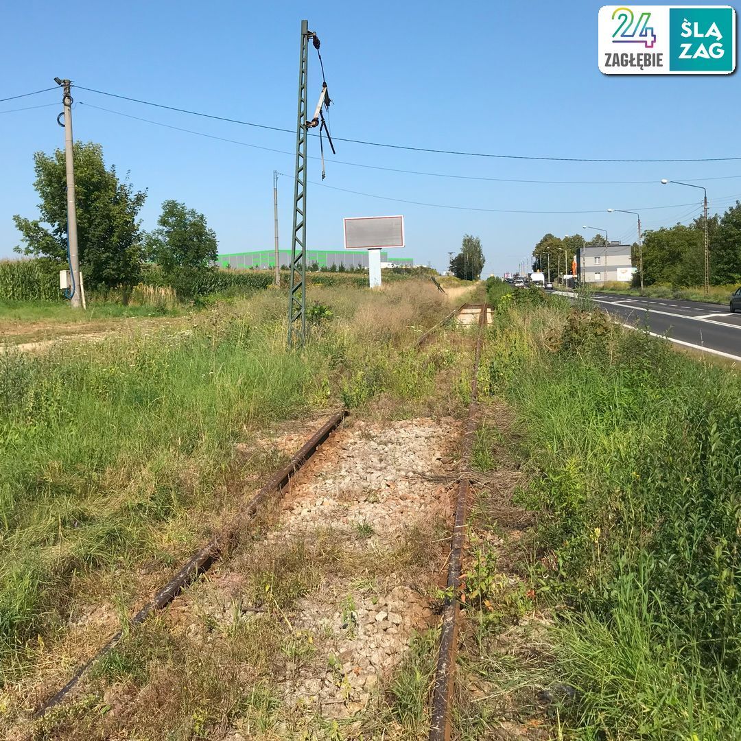 Czeladź. Ul. Będzińska. Uszkodzone słupy tramwajowej trakcji elektrycznej po kradzieży przewodów. 13 sierpnia 2025.