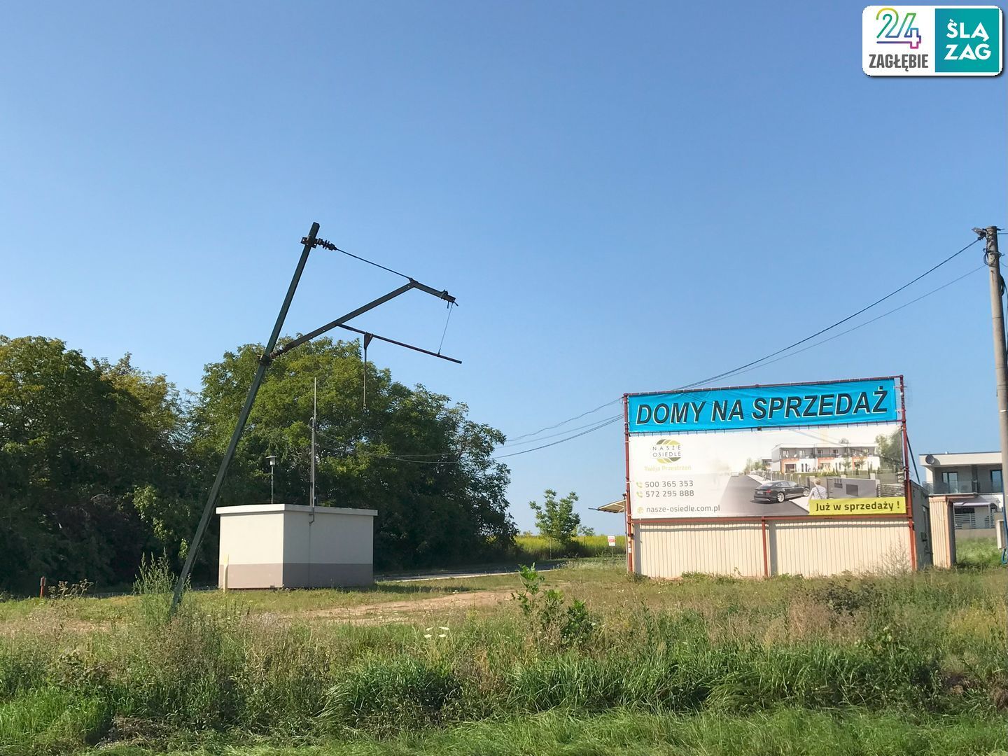 Czeladź. Ul. Będzińska. Uszkodzone słupy tramwajowej trakcji elektrycznej po kradzieży przewodów. 13 sierpnia 2025.