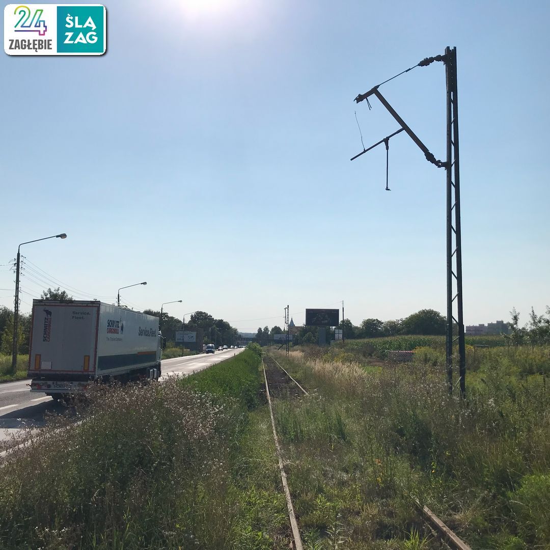 Czeladź. Ul. Będzińska. Uszkodzone słupy tramwajowej trakcji elektrycznej po kradzieży przewodów. 13 sierpnia 2025.