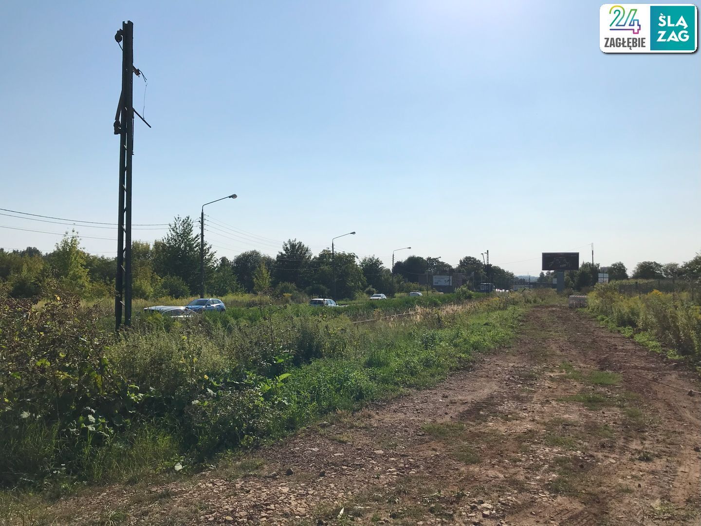 Czeladź. Ul. Będzińska. Uszkodzone słupy tramwajowej trakcji elektrycznej po kradzieży przewodów. 13 sierpnia 2025.