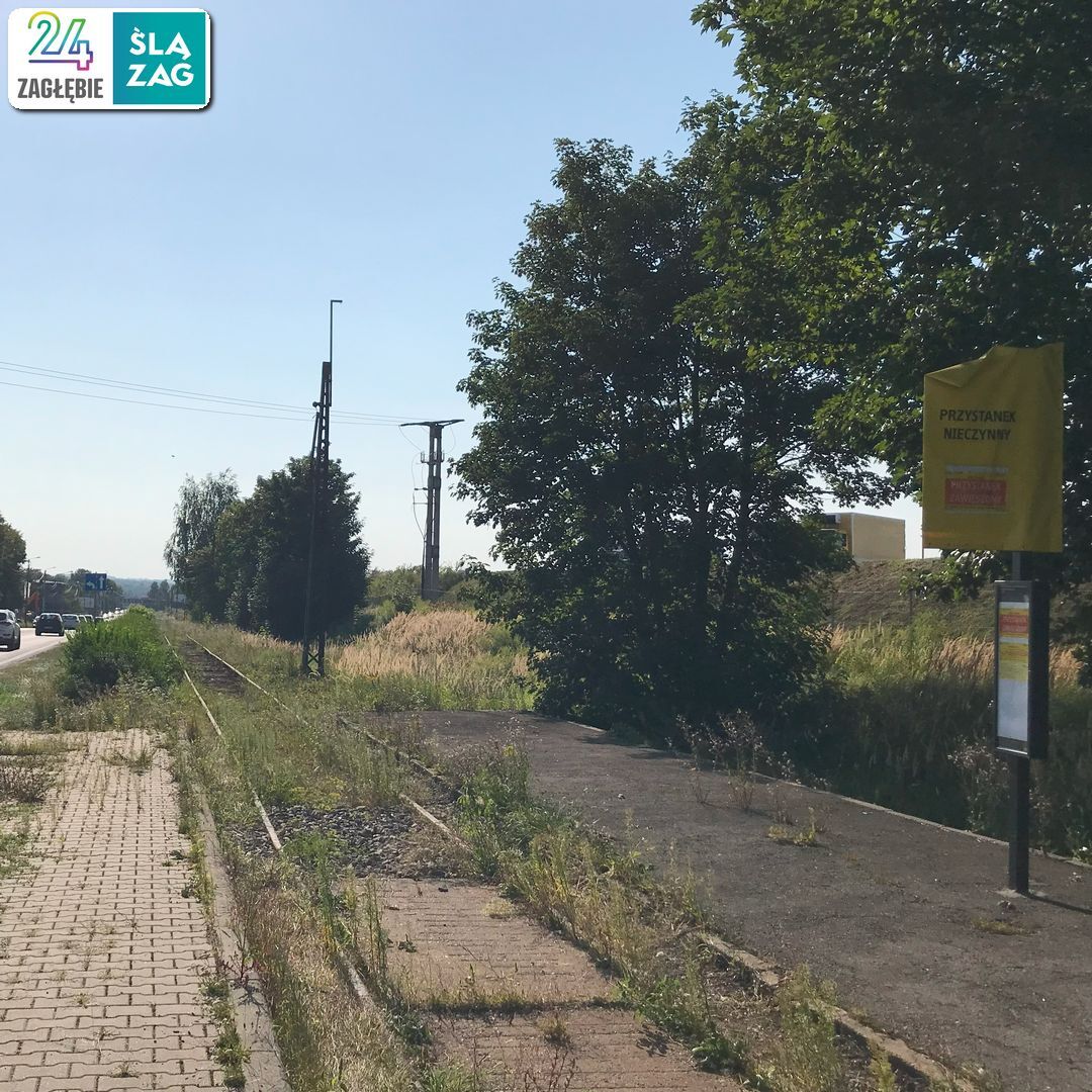 Czeladź. Ul. Będzińska. Uszkodzone słupy tramwajowej trakcji elektrycznej po kradzieży przewodów. 13 sierpnia 2025.
