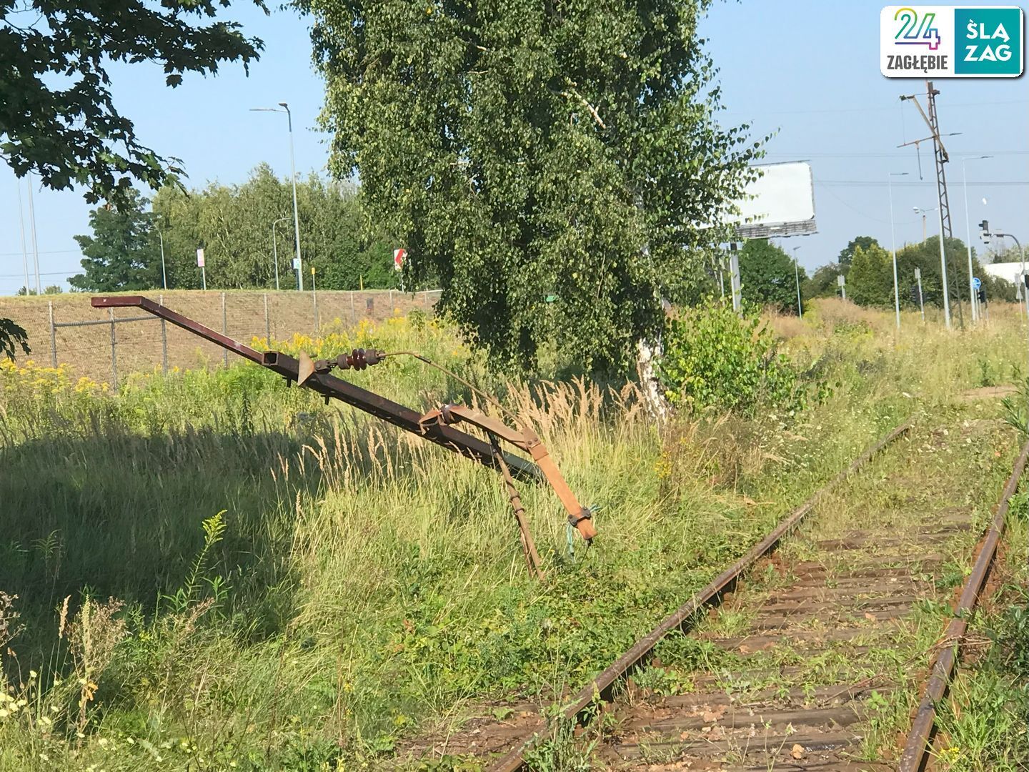 Czeladź. Ul. Będzińska. Uszkodzone słupy tramwajowej trakcji elektrycznej po kradzieży przewodów. 13 sierpnia 2025.