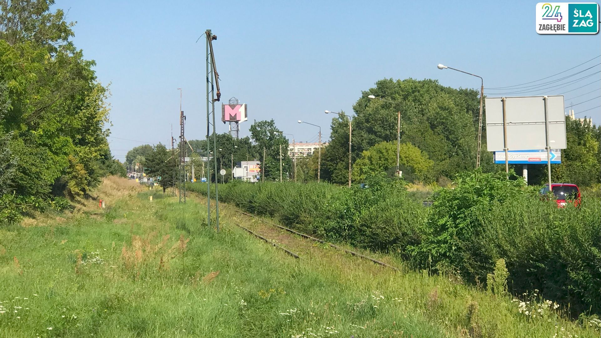 Czeladź. Ul. Będzińska. Uszkodzone słupy tramwajowej trakcji elektrycznej po kradzieży przewodów. 13 sierpnia 2025.