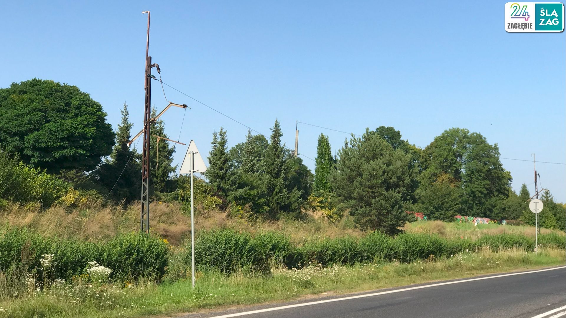 Czeladź. Ul. Będzińska. Uszkodzone słupy tramwajowej trakcji elektrycznej po kradzieży przewodów. 13 sierpnia 2025.