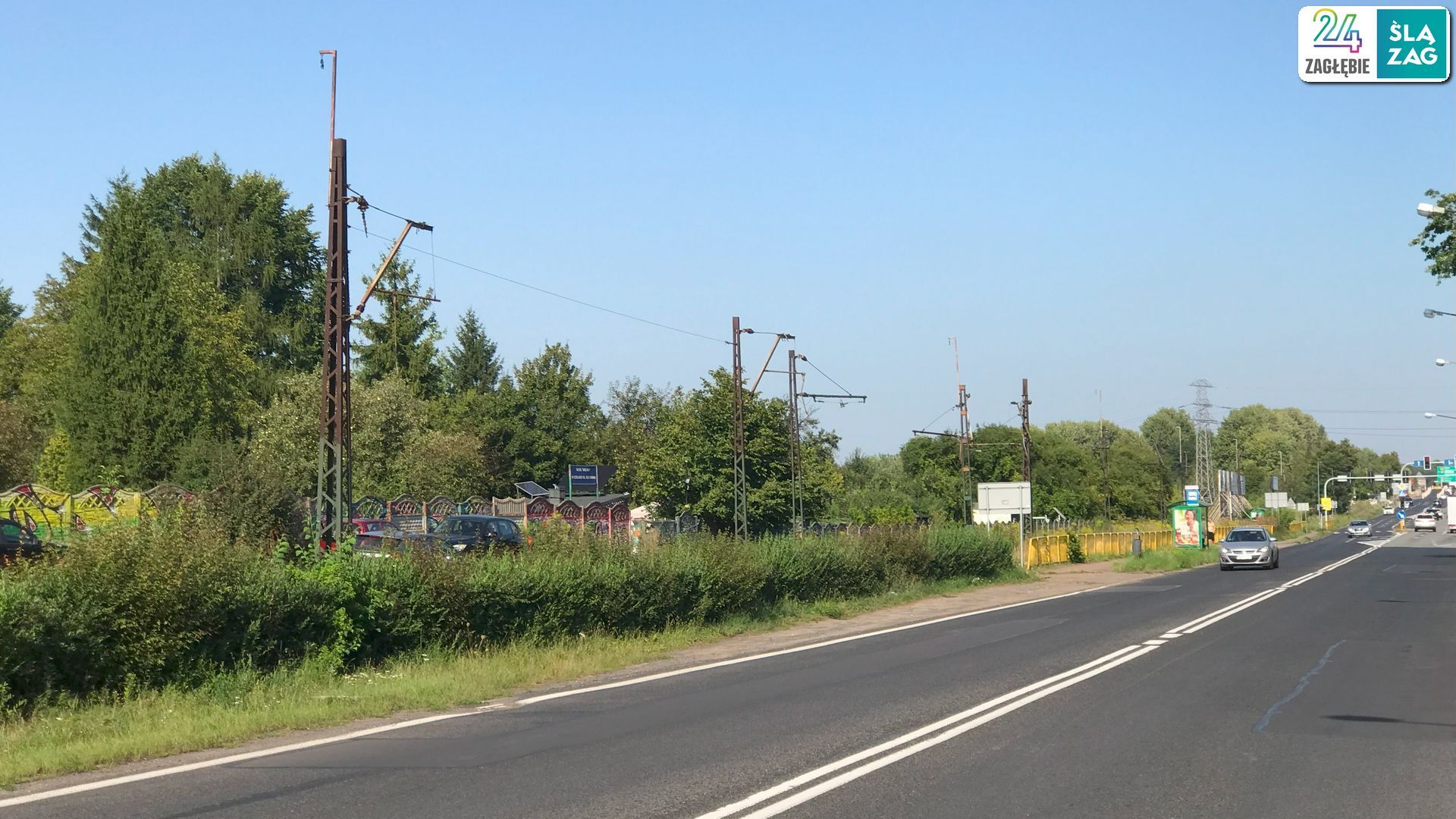 Czeladź. Ul. Będzińska. Uszkodzone słupy tramwajowej trakcji elektrycznej po kradzieży przewodów. 13 sierpnia 2025.