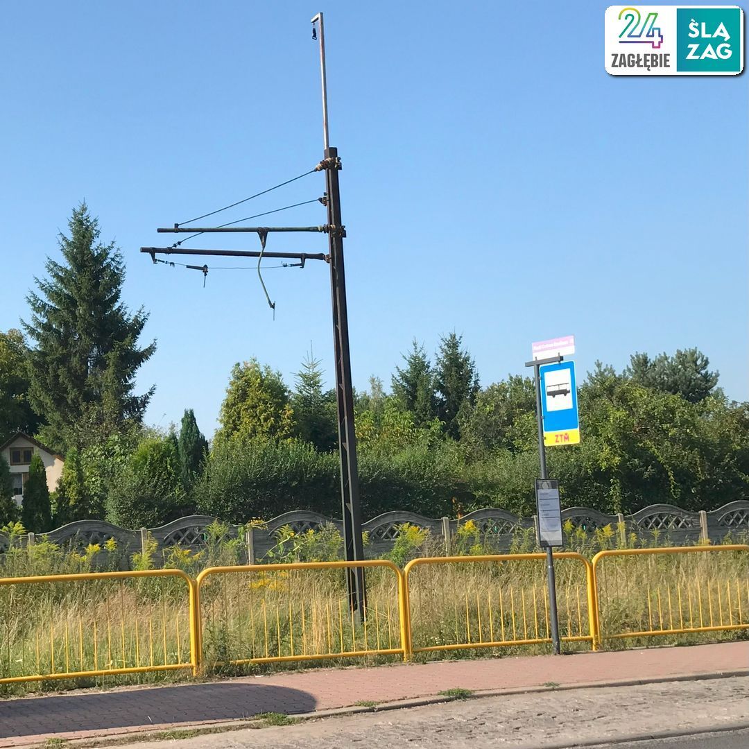 Czeladź. Ul. Będzińska. Uszkodzone słupy tramwajowej trakcji elektrycznej po kradzieży przewodów. 13 sierpnia 2025.