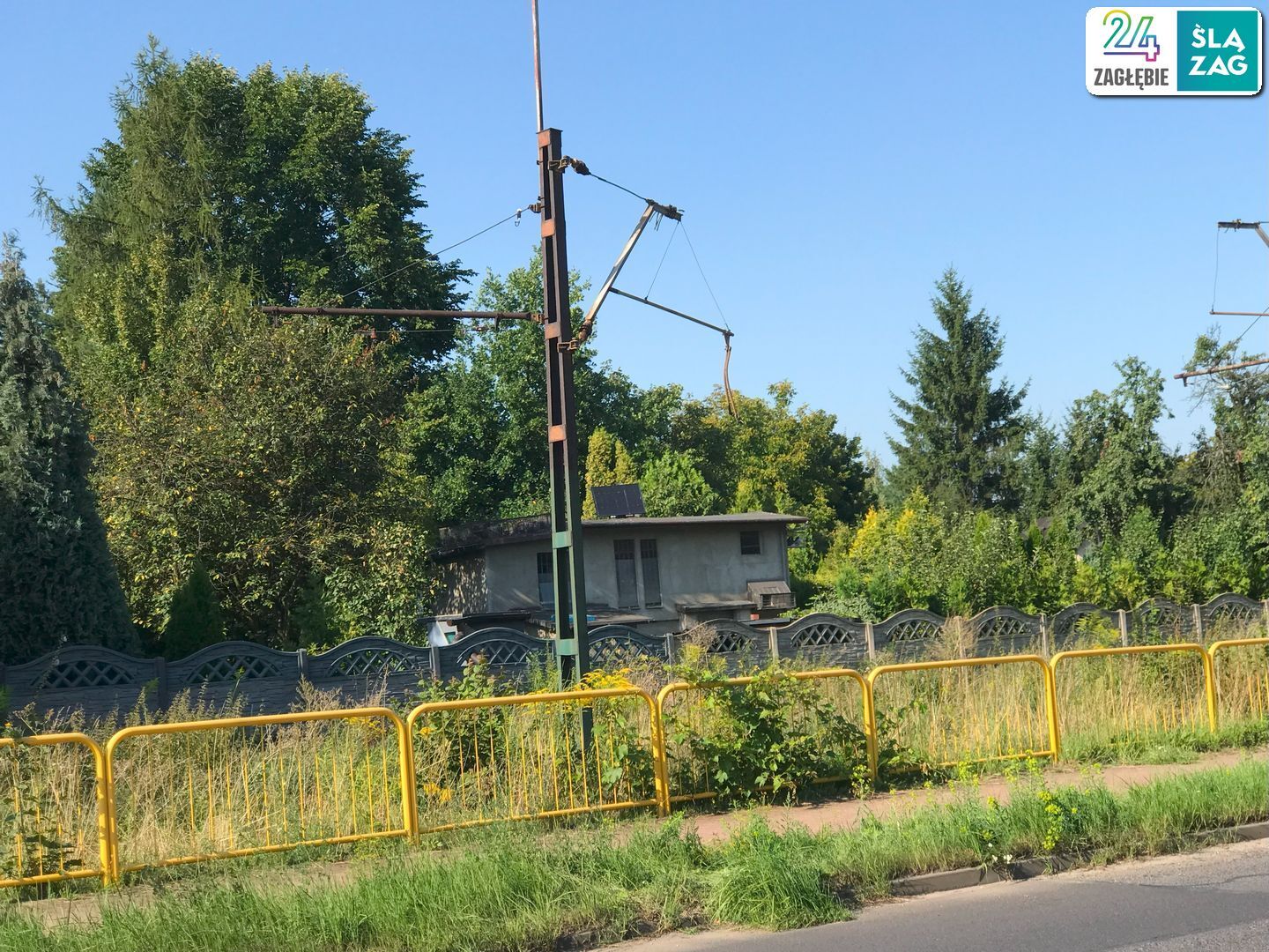 Czeladź. Ul. Będzińska. Uszkodzone słupy tramwajowej trakcji elektrycznej po kradzieży przewodów. 13 sierpnia 2025.