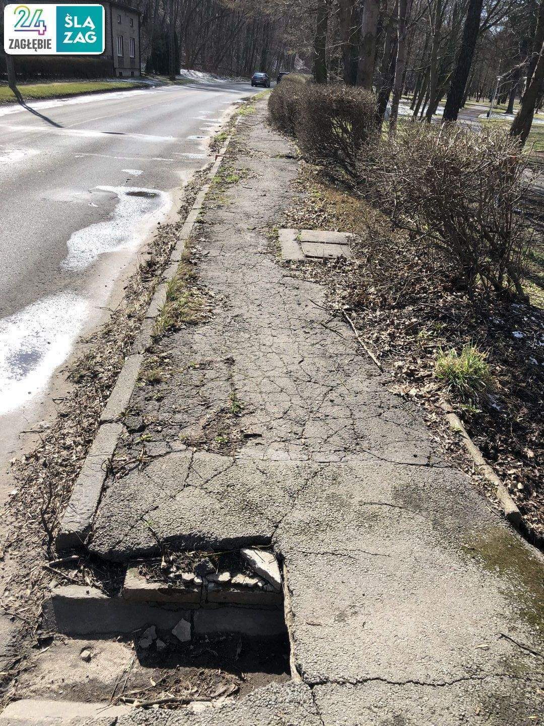 Czeladź. Ulica Katowicka. Stan drogi z chodnikiem. 17 marca 2025.