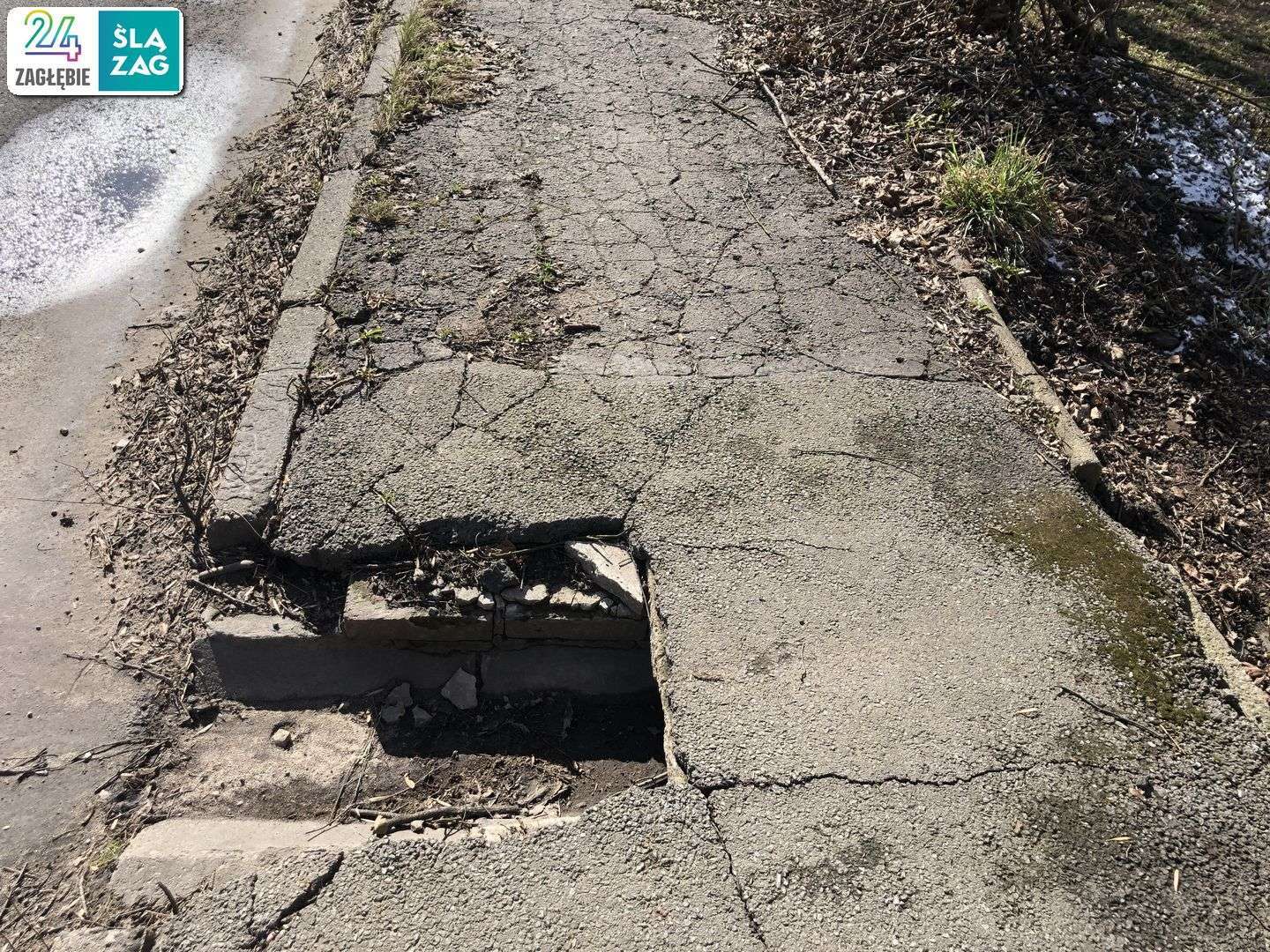 Czeladź. Ulica Katowicka. Stan drogi z chodnikiem. 17 marca 2025.