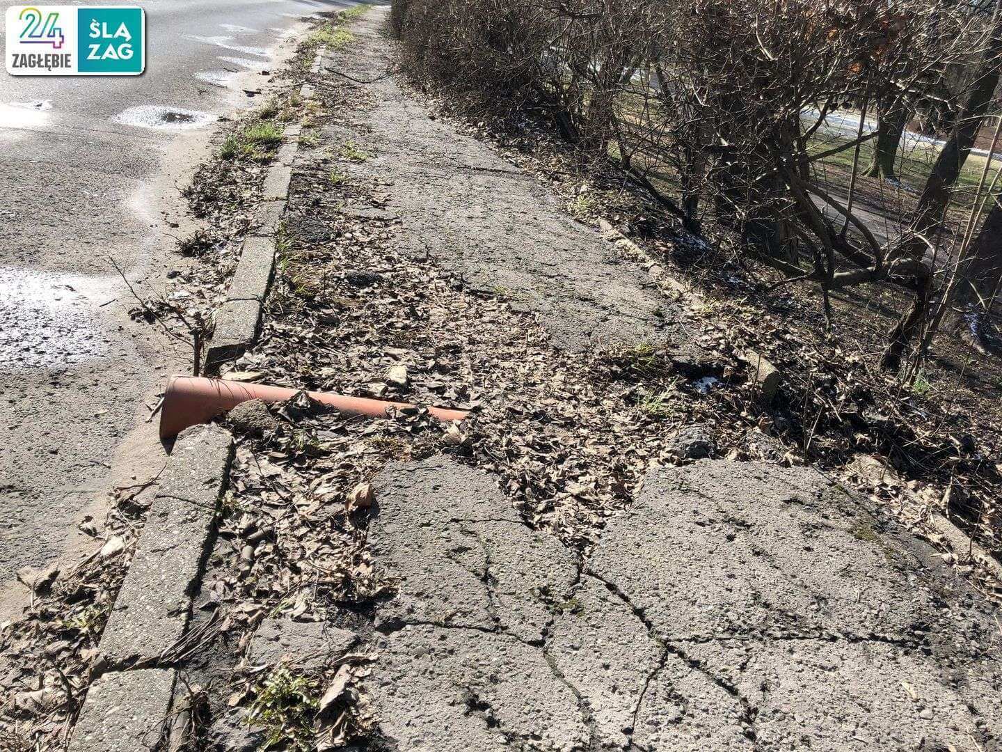 Czeladź. Ulica Katowicka. Stan drogi z chodnikiem. 17 marca 2025.