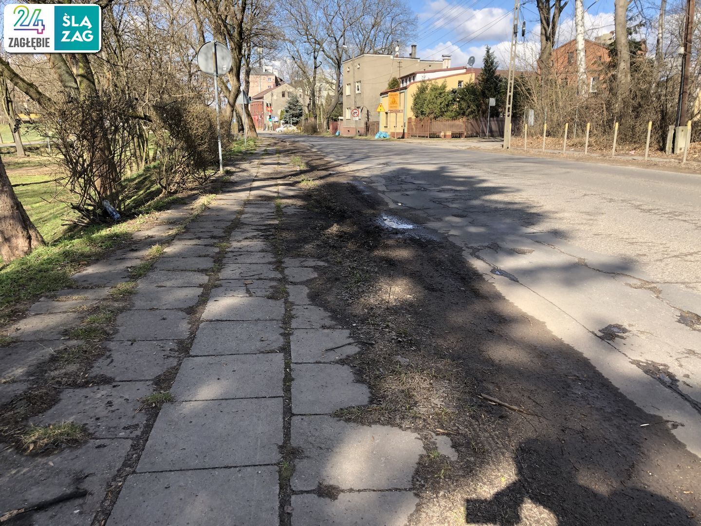 Czeladź. Ulica Katowicka. Stan drogi z chodnikiem. 17 marca 2025.