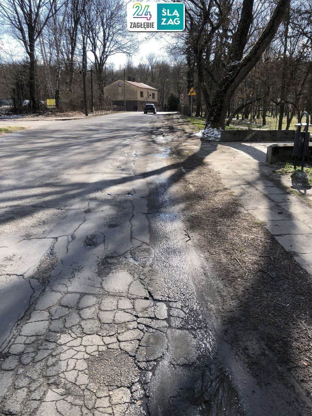Czeladź. Ulica Katowicka. Stan drogi z chodnikiem. 17 marca 2025.