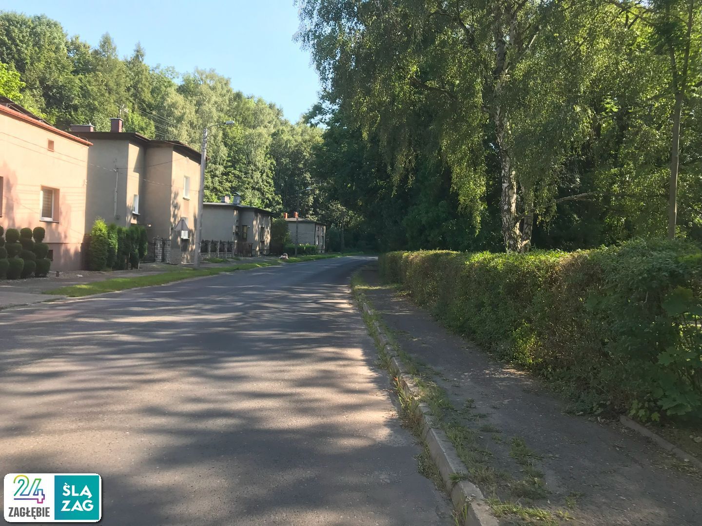 Czeladź. Ulica Katowicka. Stan drogi z chodnikiem. 13 sierpnia 2025.