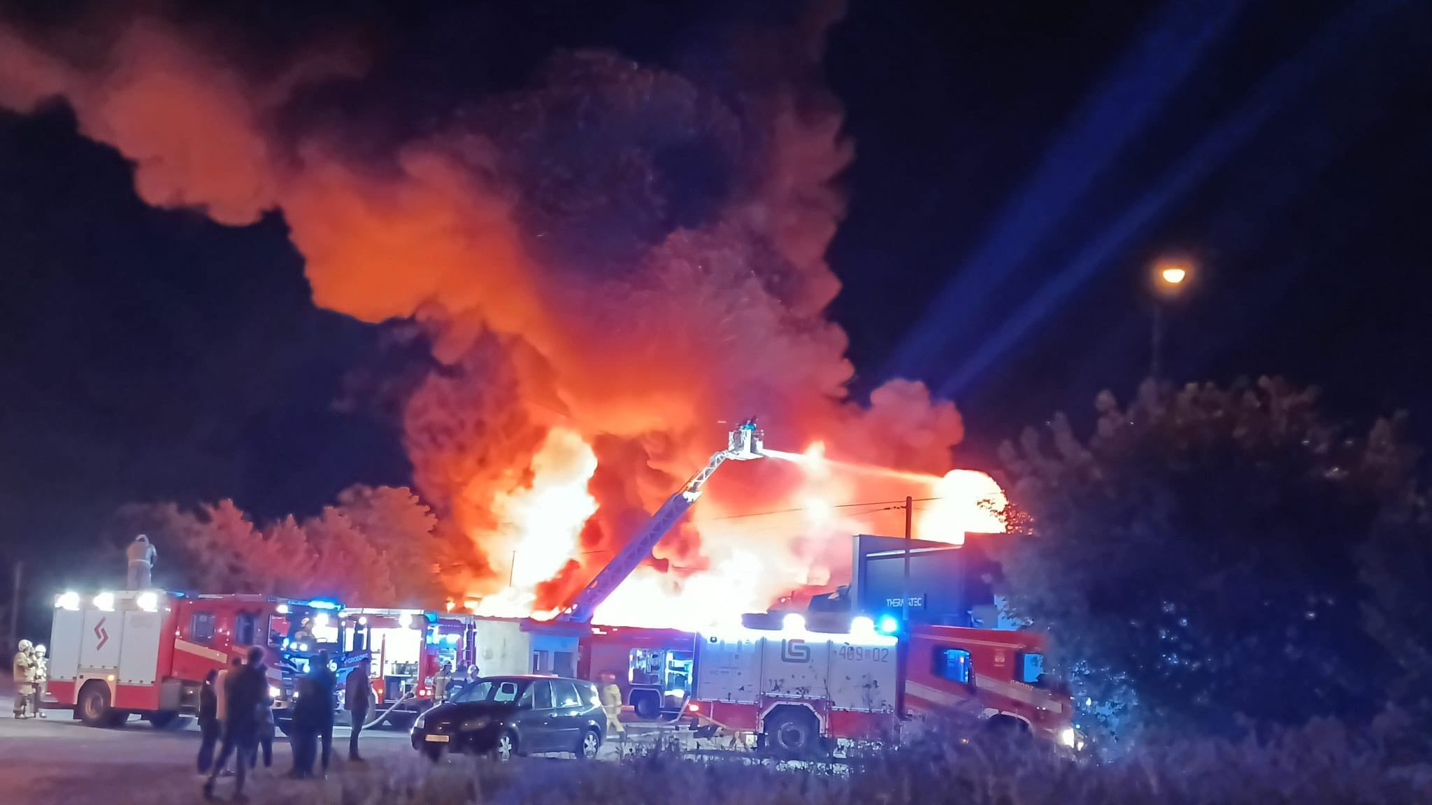 Olbrzymi pożar hali przemysłowej przy ulicy Rzemieślniczej w Czeladzi. Na miejsce jadą kolejne zastępy strażaków z regionu. ZDJĘCIA