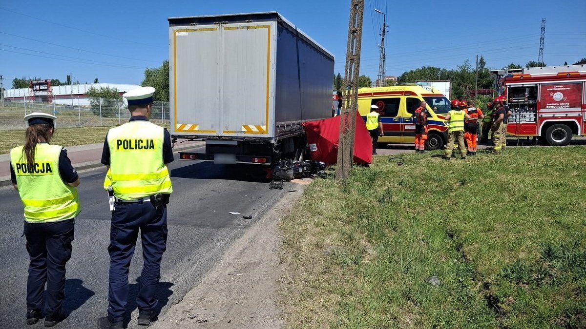 Czeladź. Śmiertelny wypadek przy ulicy Wiejskiej. Nie żyje 18-letni motocyklista. 2 lipca 2025.