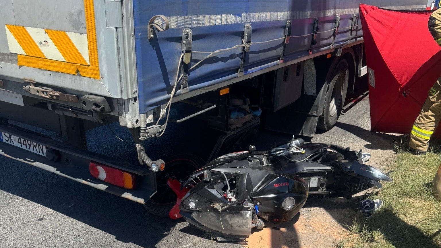 Czeladź. Śmiertelny wypadek przy ulicy Wiejskiej. Nie żyje 18-letni motocyklista. 2 lipca 2025.