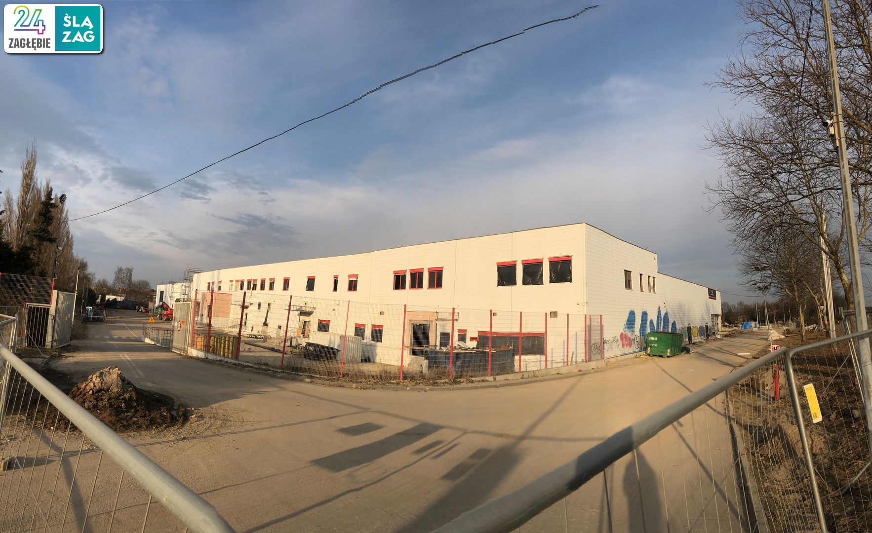 Dąbrowa Górnicza-Reden. Przebudowa dawnego hipermarketu «Auchan» przez niemiecką firmę Saller-Bau na nowy park handlowy «S1 Dąbrovia»,. 9 marca 2025.